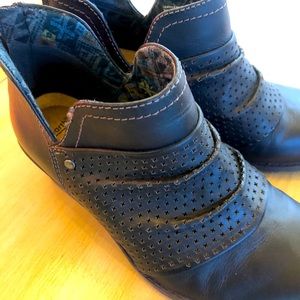 Earth brand black booties